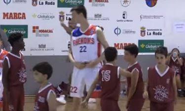 بالفيديو.. هل هذا أطول طفل في العالم؟