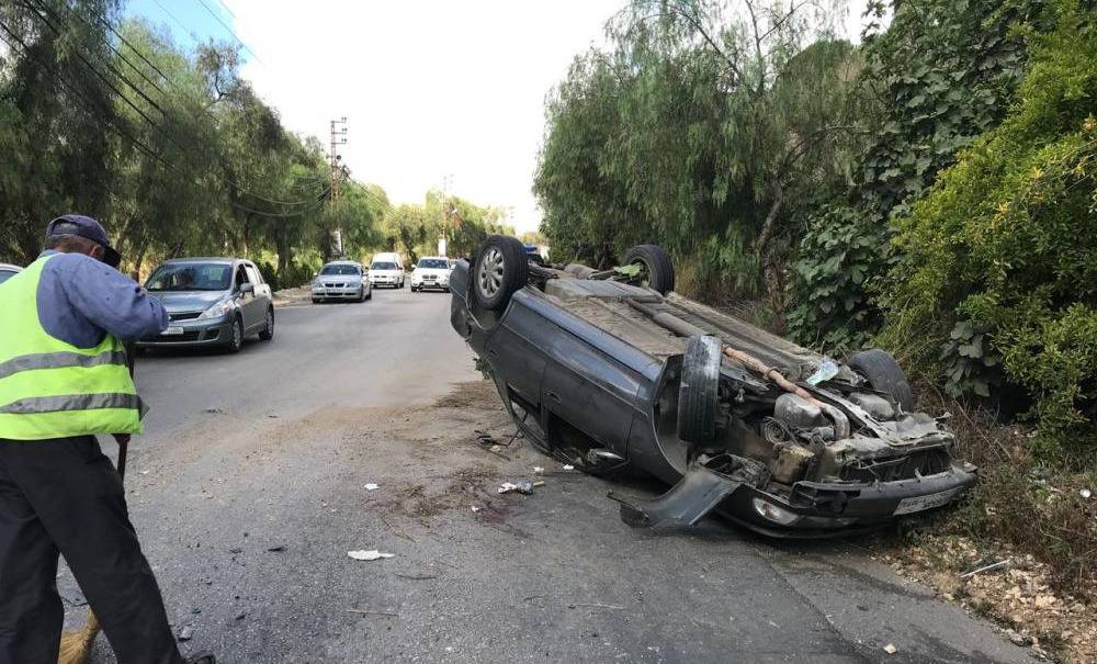 بالصور : فقدت السيطرة على السيارة وابنها داخلها.. هذا ما حصل على طريق النبطية