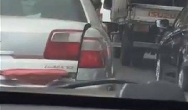 بالفيديو..سائق بلا ضمير..هذا ما فعله بطفله كان على متن سيارته