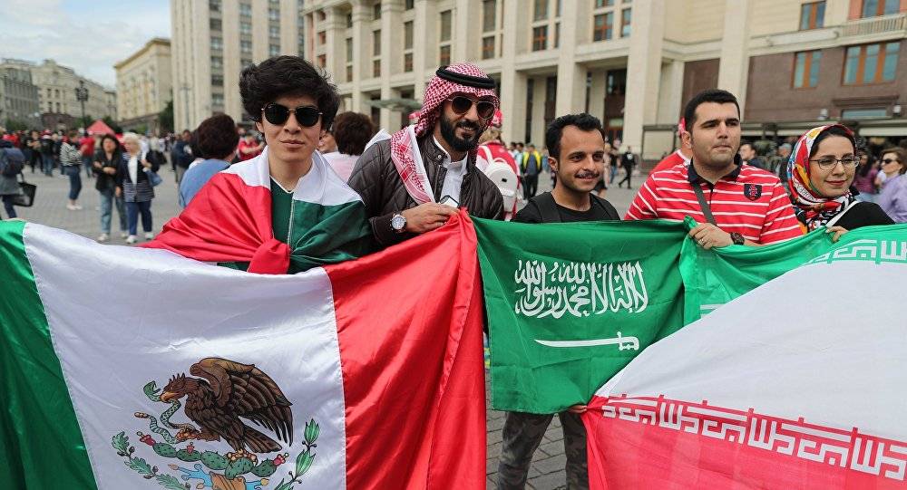 ماذا يفعل المشجعون السعوديون في شوارع موسكو؟