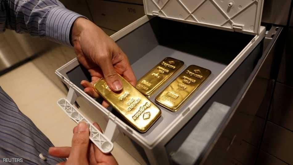 الذهب يهبط والدولار يستقر في أعلى مستوياته