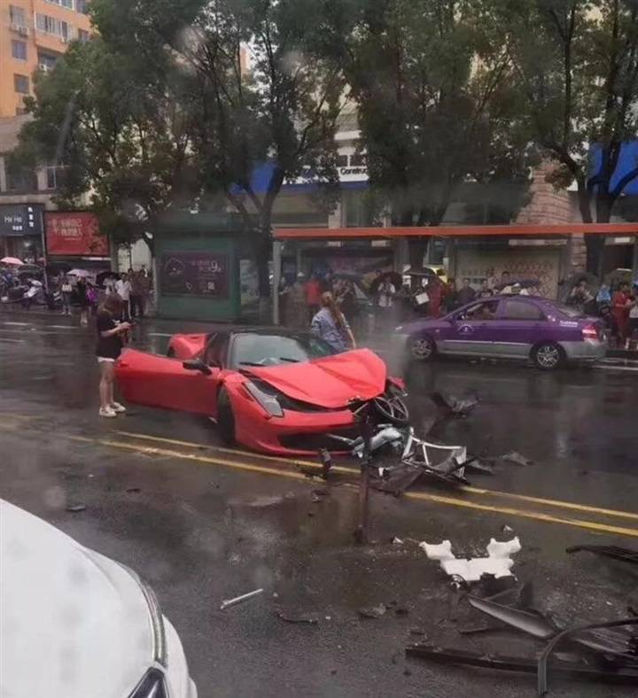 سيدة تدمر سيارة فيراري بسبب قيادتها المتهورة