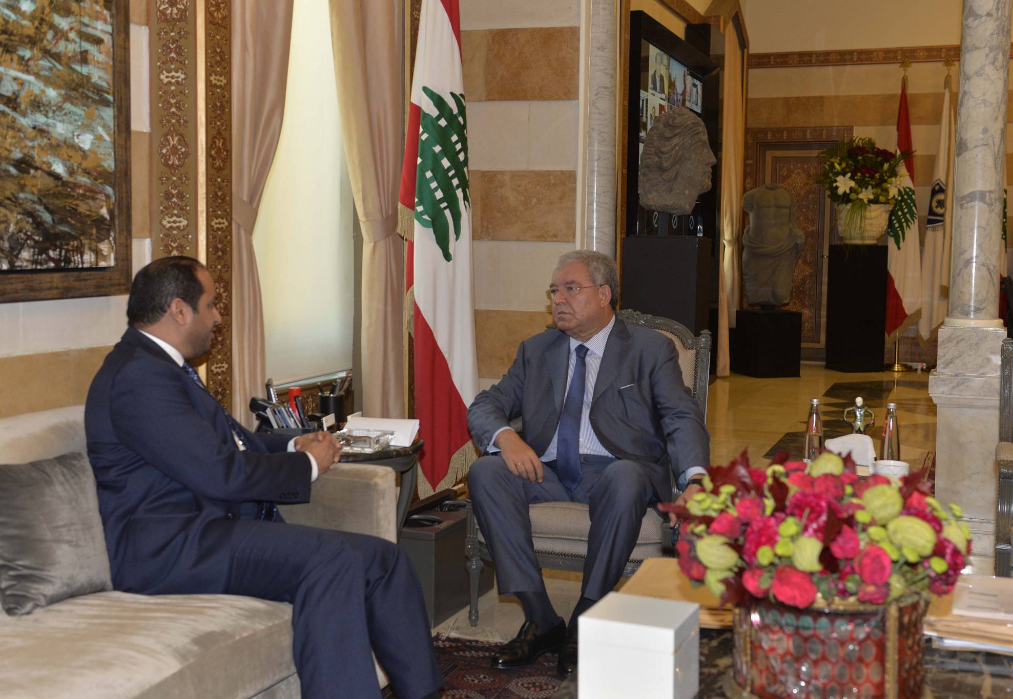 المشنوق استقبل الشامسي وتأكيد ضرورة الحفاظ على استقرار لبنان