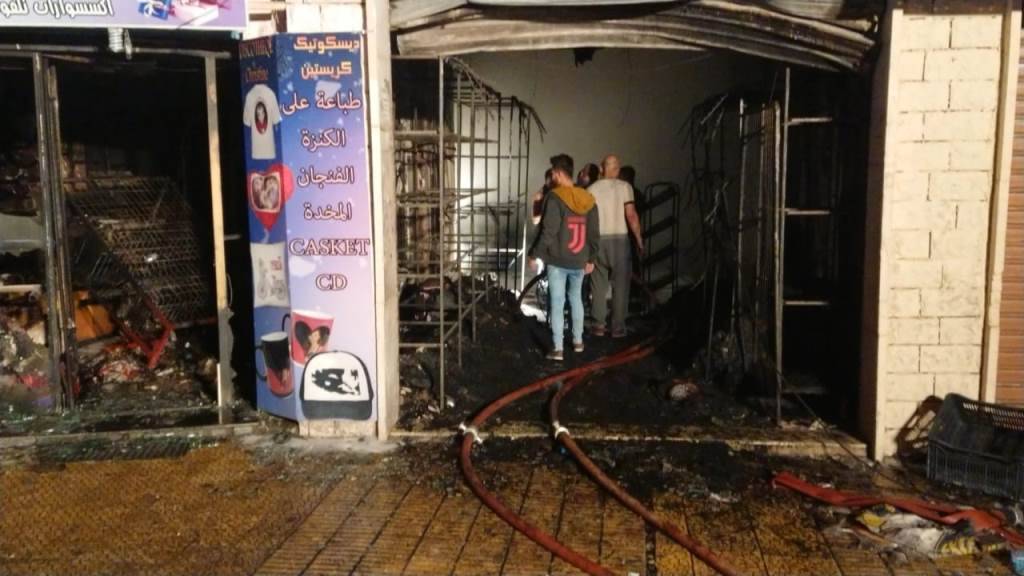 بالصورة..اخماد حريق اندلع فجرا في السوق التجاري في بعلبك