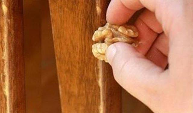 حيلة سحرية للتخلص من خدوش الأثاث الخشبي