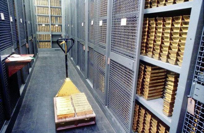 الذهب يواصل مسيرة التراجع تحت ضغط الدولار .. فقد 40 دولارا في 9 أيام