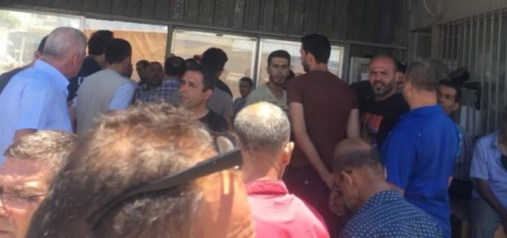 اعتصام لموظفي شركة "فانتازيا" بعد التلويح بطردهم تعسفيا امام الشركة في الشويفات