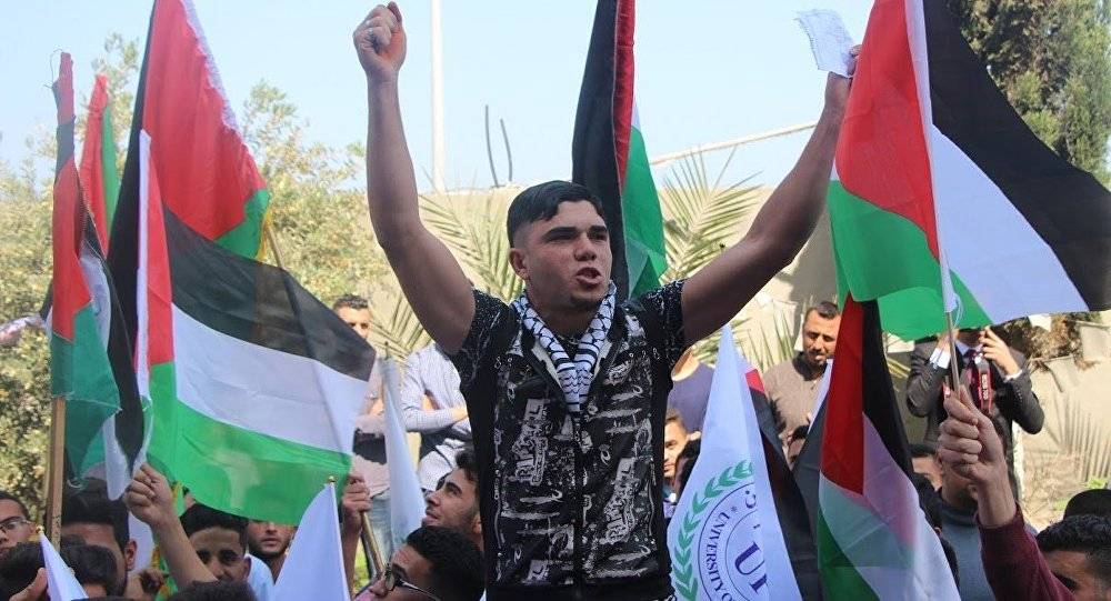 العشرات يعتصمون أمام مقر الأونروا في غزة