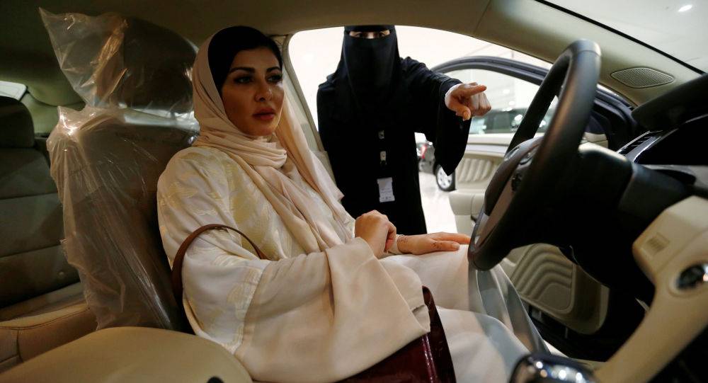 إحالة مذيعة سعودية للتحقيق بعد ظهورها بملابس 