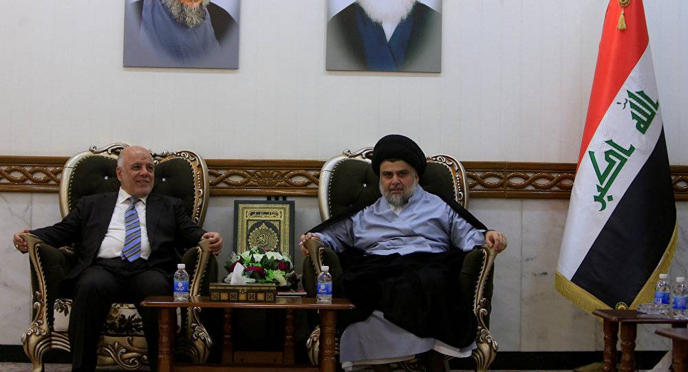 العبادي ومقتدى الصدر يعلنان تحالفا بين كتليتهما الانتخابيتين
