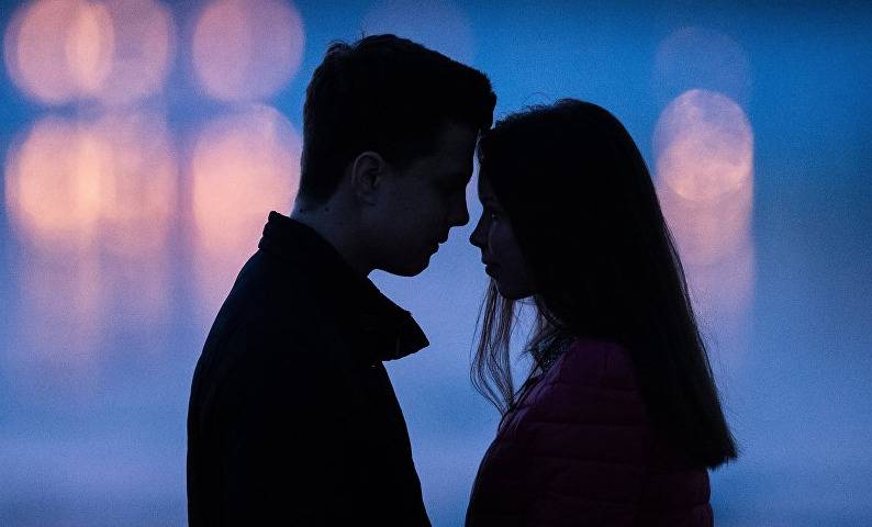 كيف تعرفين أن الرجل يحبك؟