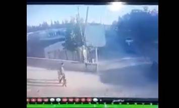 بالفيديو.. حادث سير مروّع يقتل طفلاً ويصيب والده
