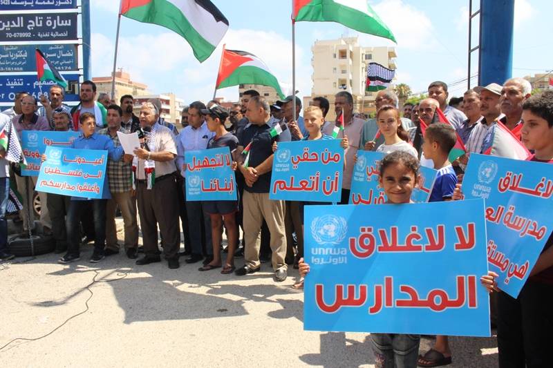 اعتصام للاجئين في صور احتجاجا على تقليص خدمات الاونروا