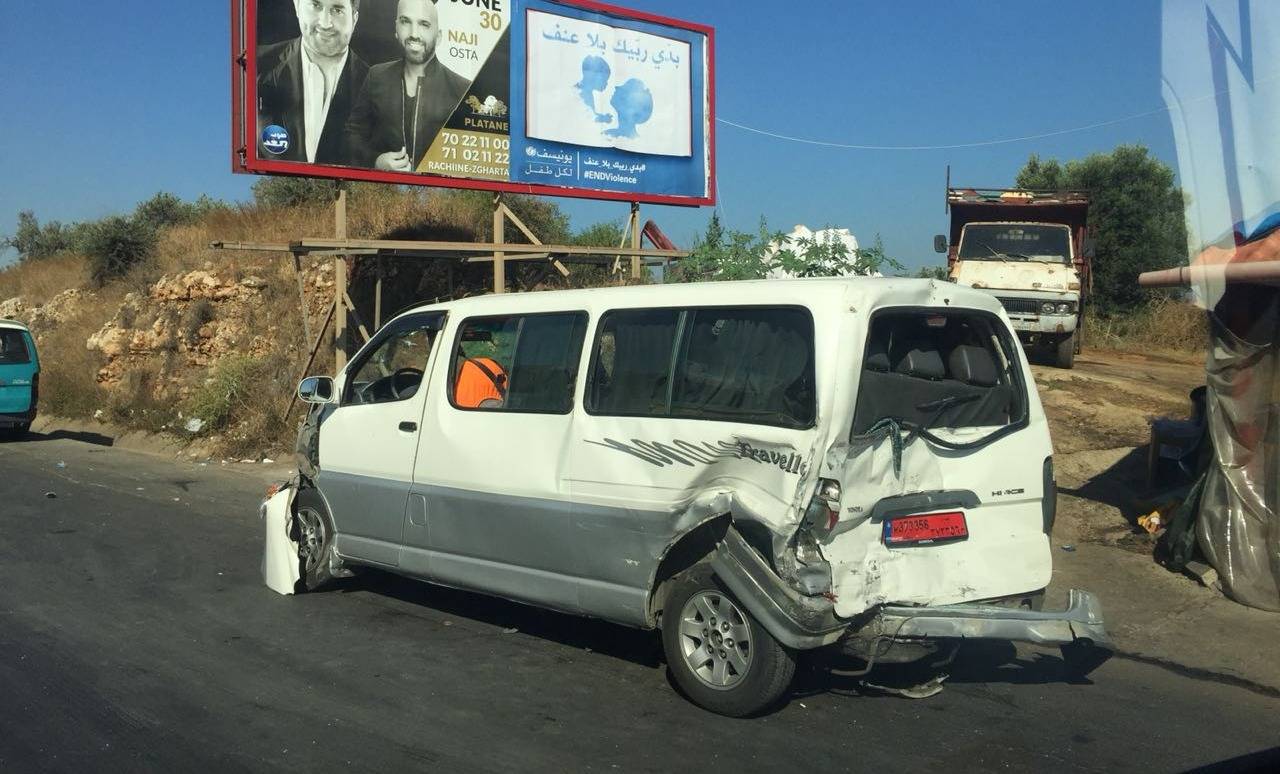 بالصور.. شاحنة تصدم 3 باصات على أوتوستراد طرابلس - بيروت