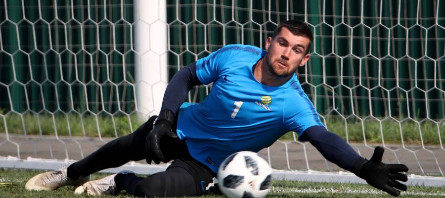 هذا جيشه الصغير.. حارس أستراليا يدفع تكاليف سفر 27 فرداً من عائلته إلى روسيا ليشاهدوه في مباراة منتخبه مع بيرو!