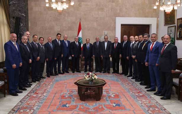 وفد جمعيّة الصناعيين يجول على رئيس الجمهوريّة وباسيل
عون : معركتنا واضحة وثلاثيّة الأوجه
لمواجهة مُشكلات الإقتصاد والنازحين والفساد