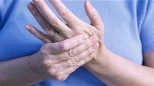 ماذا يعني اهتزاز اليدين ومتى يكون خطراً؟