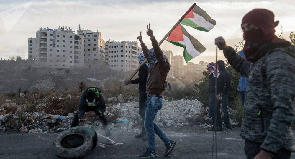 آلاف الفلسطينيين يتظاهرون في الضفة وغزة رفضا لـ