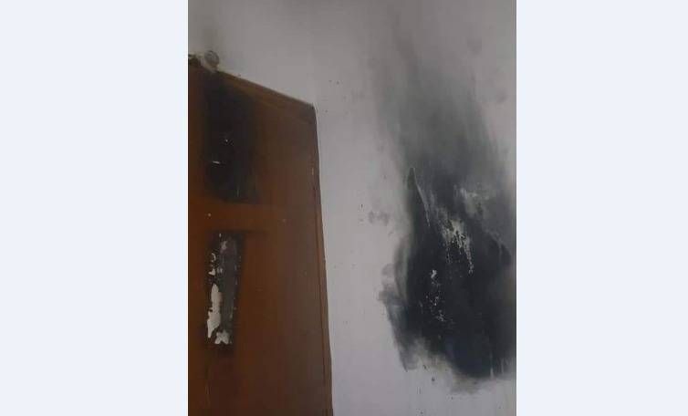 بالصورة: حريق داخل غرفة منزل.. بسبب 
