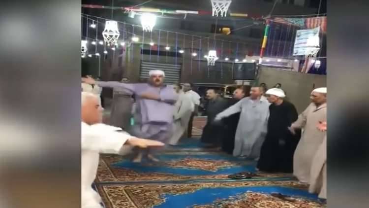 شاهد.. فيديو رقص وصلاة دون توجه للقبلة يثير الجدل في مصر