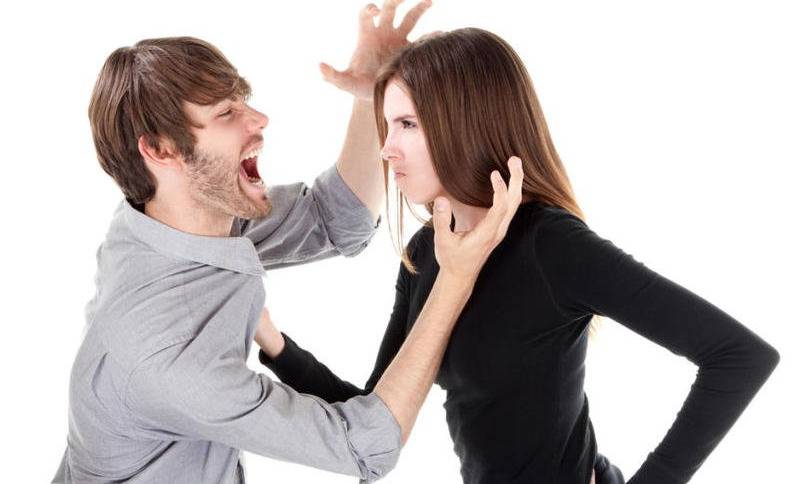 استنجد بالأمن لإنقاذه من زوجته!