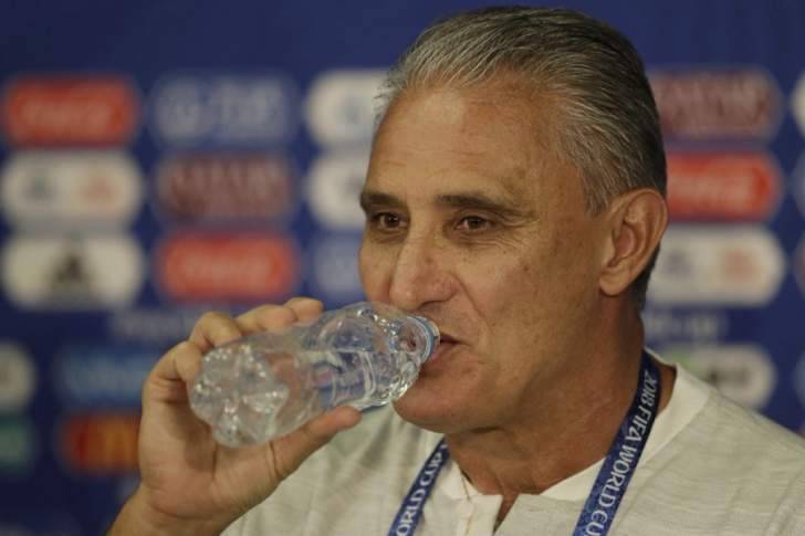 مدرب المنتخب البرازيلي يدافع عن نيمار ويرد بحزم على كابيلو