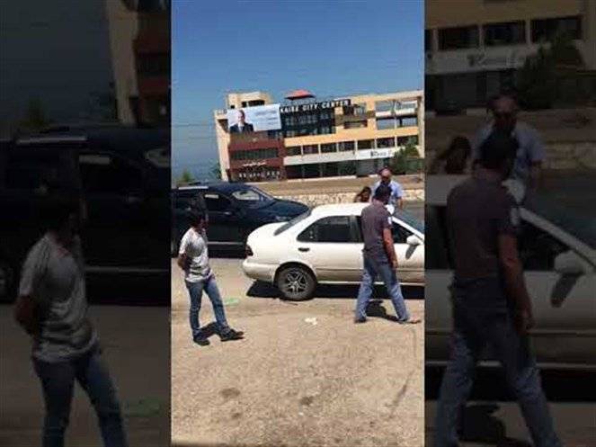 بالفيديو - على اتوستراد طبرجا: إمرأة تنهال على رجلٍ باللكمات!