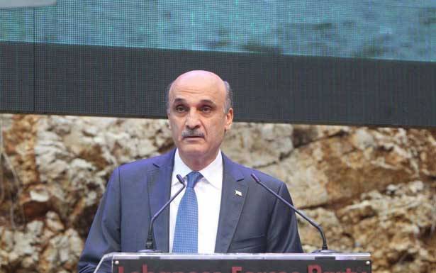 سلّم بطاقات انتساب لقواتيين جدد
جعجع: لن نقبل بمقايضة وجودنا
في الحكومة بسكوتنا عن الهدر