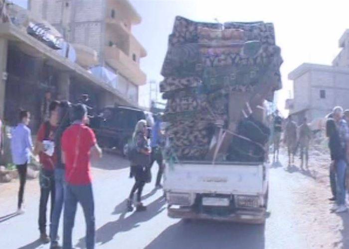 بالصور - انطلاق آليات وقافلات النازحين من عرسال باتجاه الأراضي السورية