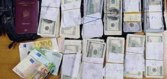 توقيف روماني في المطار بحوزته 108200 دولار و350 يورو وجميعها مزيفة