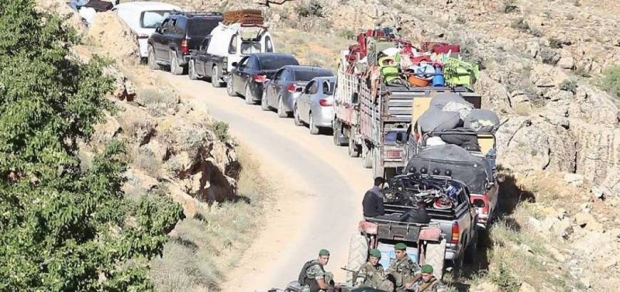 انطلاق قافلة النازحين السوريين من مخيمات عرسال باتجاه معبر الزمراني