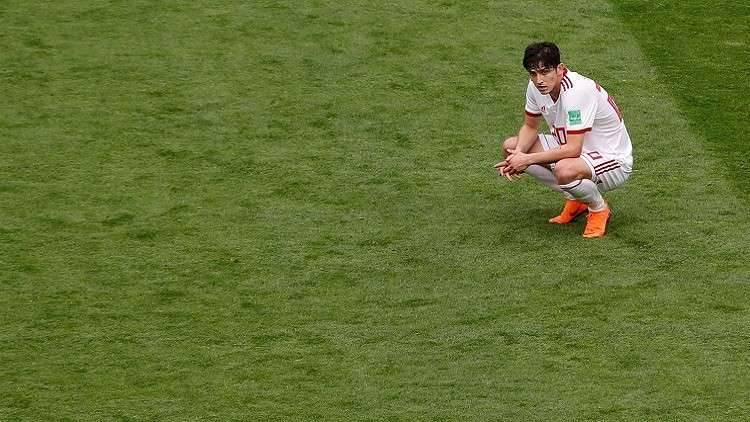 نجم منتخب إيران يضحي بمسيرته الدولية من أجل والدته