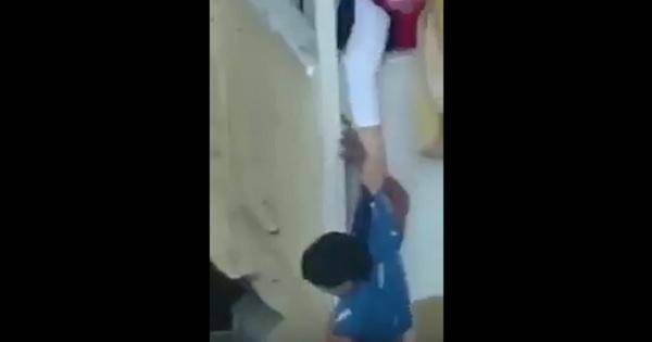 بالفيديو... طفل يتدلّى من الشرفة في ميتم في طرابلس: وقع أو تم الالقاء به؟