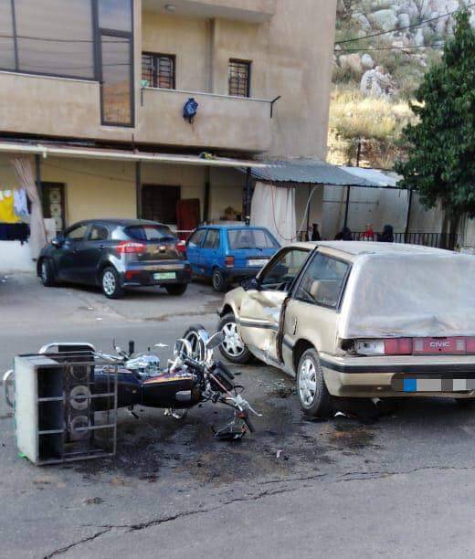 بالصورة..جريح في تصادم بين سيارة ودراجة في ميروبا