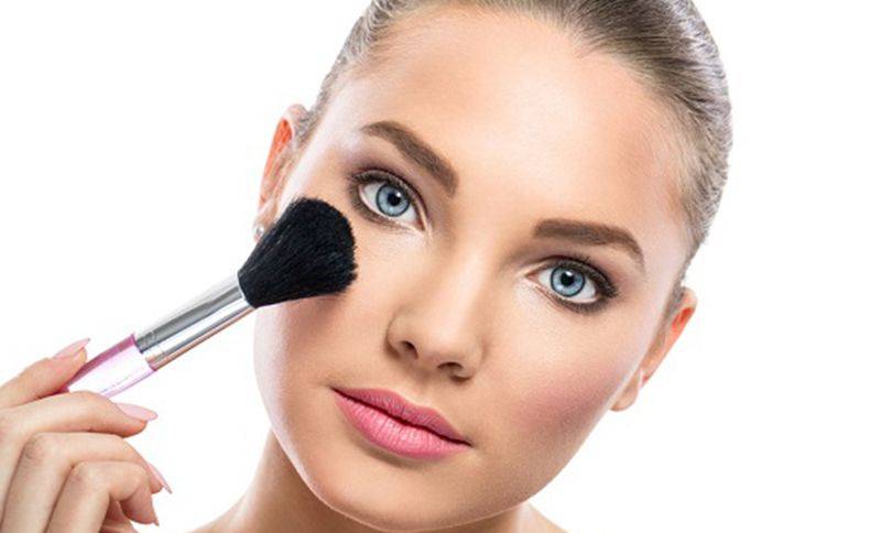 ما هي الأخطاء التي ترتكبينها عند وضع أحمر الخدود؟