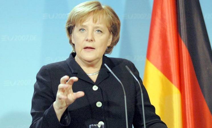 اتفاق بين ميركل ووزير داخليتها ينقذ الائتلاف الحكومي من الانهيار
