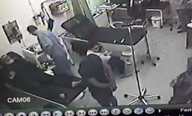 بالفيديو: بعد ضربه في المستشفى.. الطبيب يروي كيف هُدّد ويغادر لبنان!