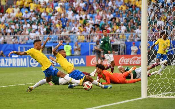 كاس العالم 2018 في كرة القدم
البرازيل تتخطى عقبة المكسيك وتبلغ الدور ربع النهائي
وبلجيكا تتأهل بهدف قاتل في آخر دقيقة (3-2)