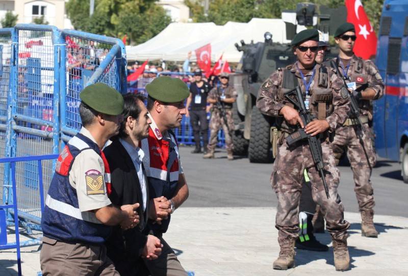 تركيا تأمر باعتقال عشرات الضباط فيما يتعلق بالتحقيق في شبكة كولن