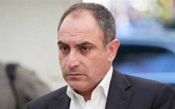 ...وأسود يرد: يذكرني بطفل صغير خائف من «أبو كيس»