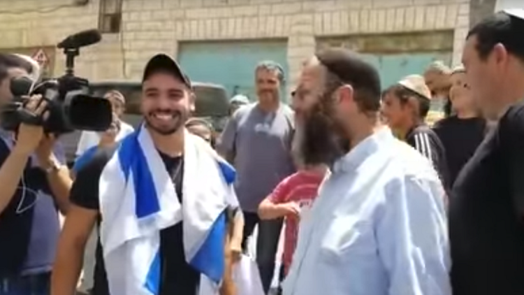 بالفيديو.. مستوطنون يحتفون في ميدان الجريمة بجندي إسرائيلي قتل جريحا فلسطينيا