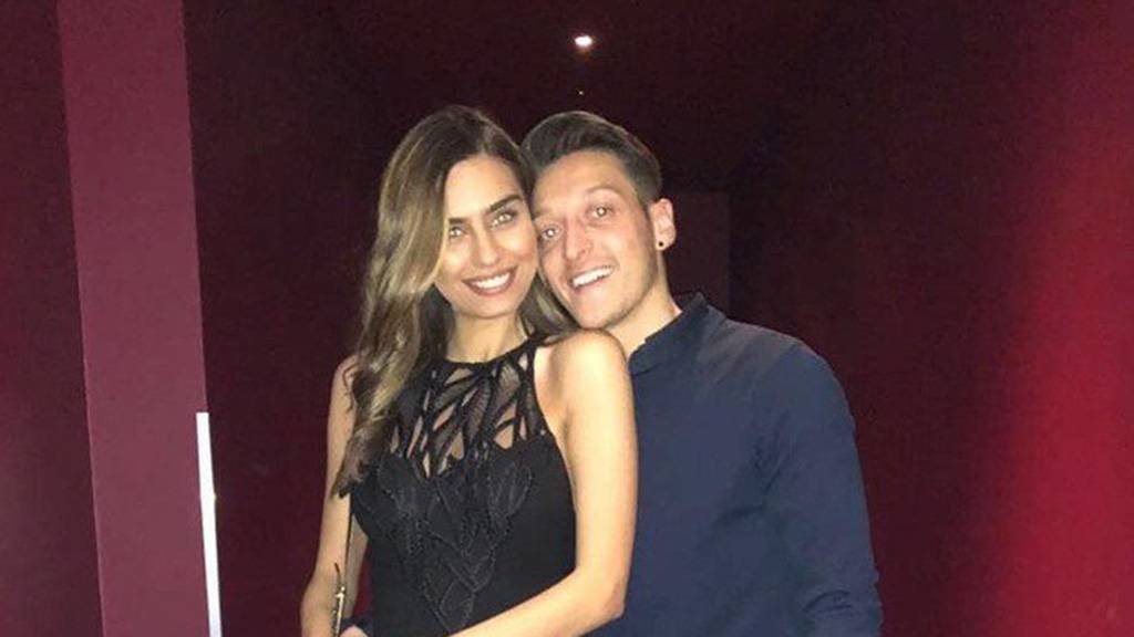 أمينة غولشن “عروس بالأبيض” قبل انتهاء المونديال.. أين أوزيل؟!