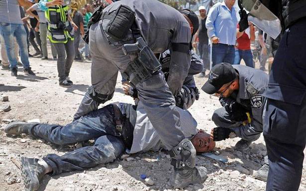 الإحتلال يهدم خان الأحمر قرب القدس