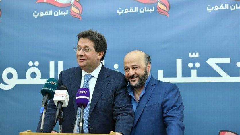 هذا ما فعله الرياشي خلال تلاوة كنعان بيان التكتل...