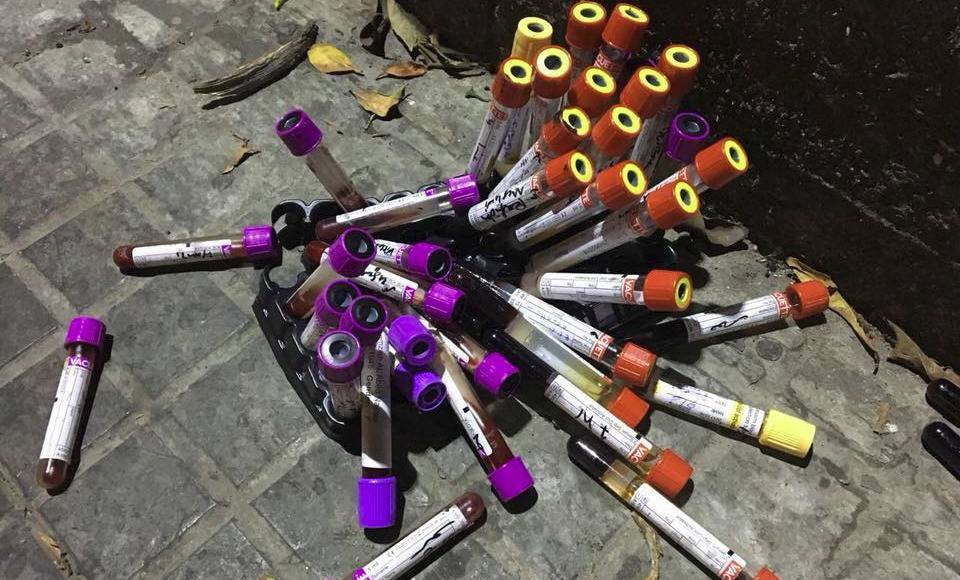 نفايات طبية على الطريق العام في الحمرا!