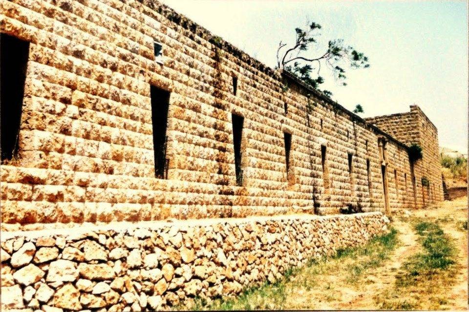 تحطيم صليب في الباحة الخارجية لدير القديسة حنة في القليعة