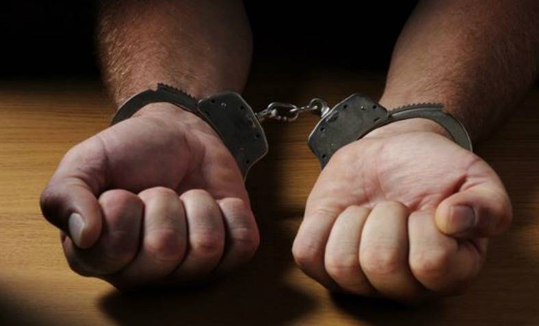 توقيف مطلوب بجرائم السلب وإطلاق النار