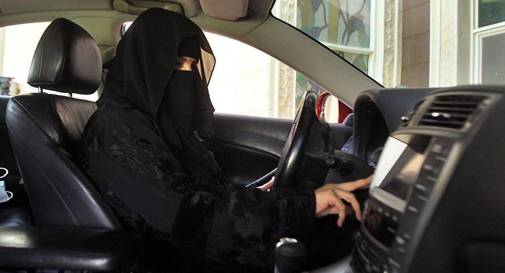 بالفيديو... مسؤول بالمملكة يكافئ سعودية أحرقت سيارته