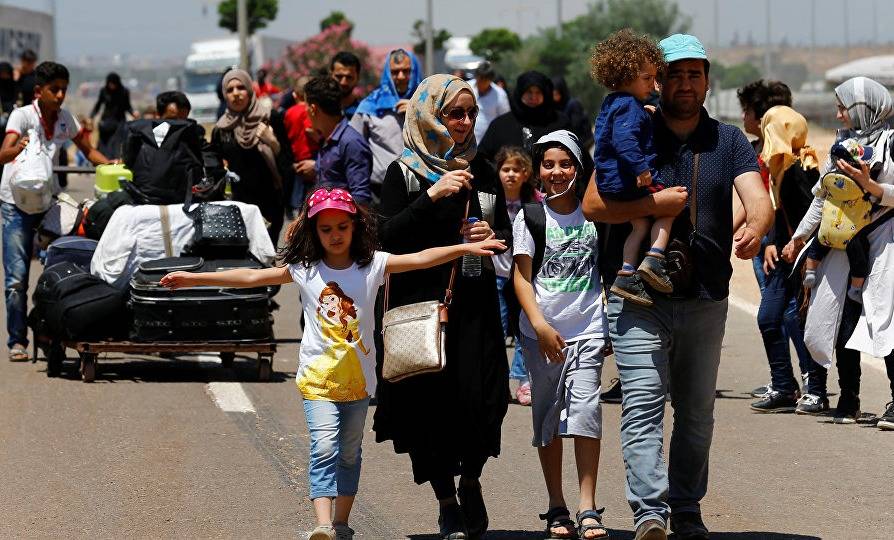448 سوريا يغادرون عرسال بمواكبة امنية لبنانية