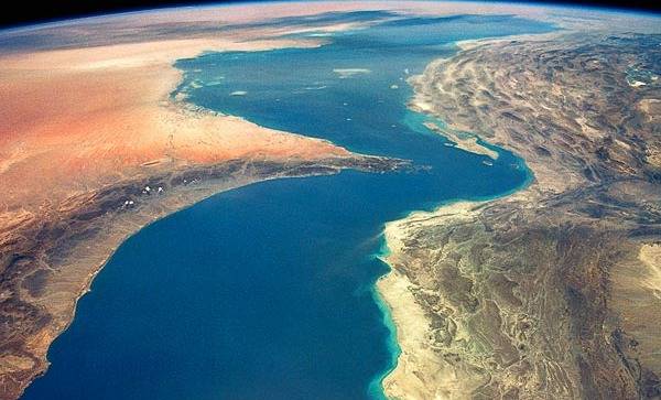 بين "البحرية الأميركية" و"الحرس الثوري".. ارتفاع منسوب التهديد حول "هرمز"!